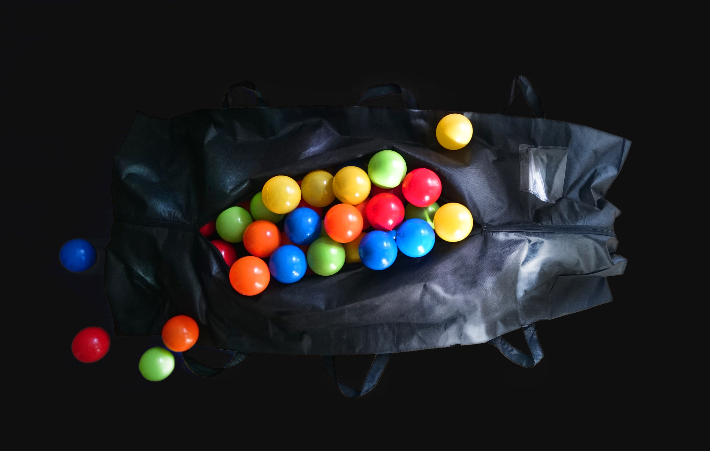 Ahmet Rüstem Ekici, Gidenler, 2015, Ceset torbası, plastik toplar, 140 x 70 x 35 cm