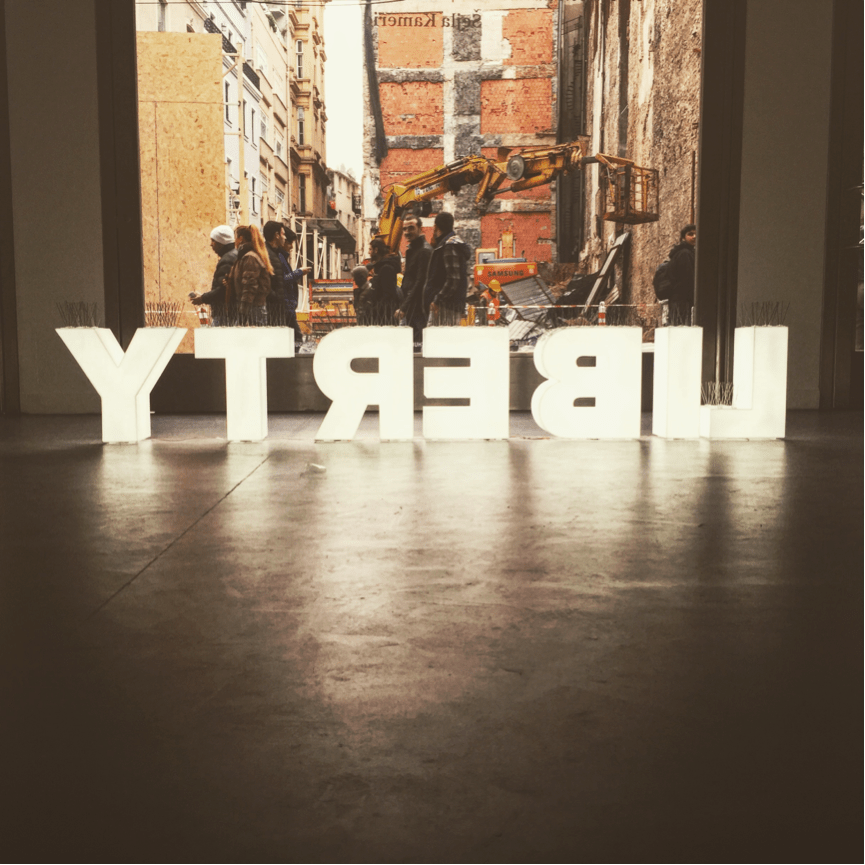 Savaş, Seyircileri ve Kadınlar: Bim Bam Bom Çarpınca&nbsp;Kalp