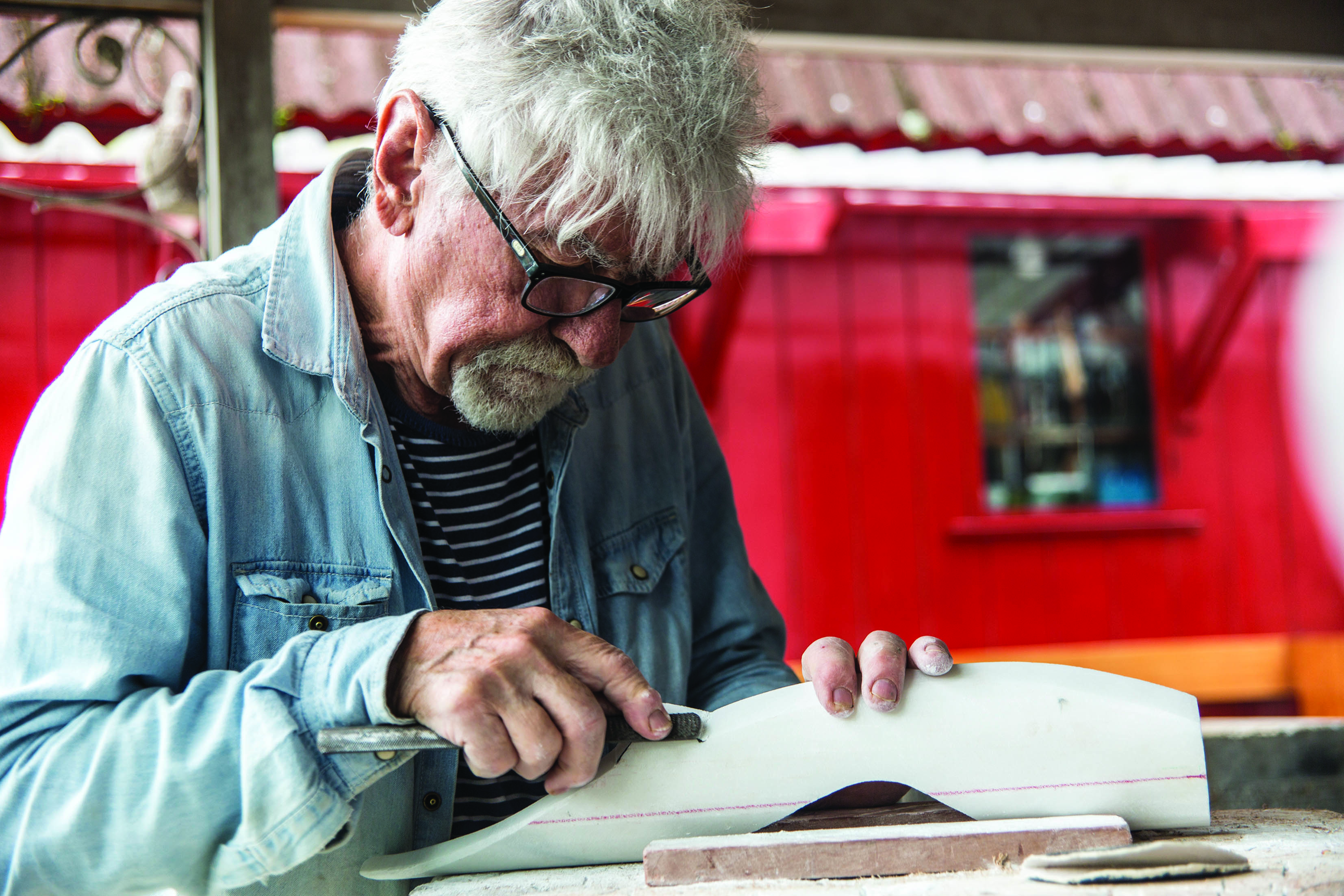 Rodrigo Rubí J. JOSÉ SANCHO tallando "Toristo doble", 2015.  Escultura en mármol. Taller del escultor, Escazú, San José, C.R. ft Jul2015.